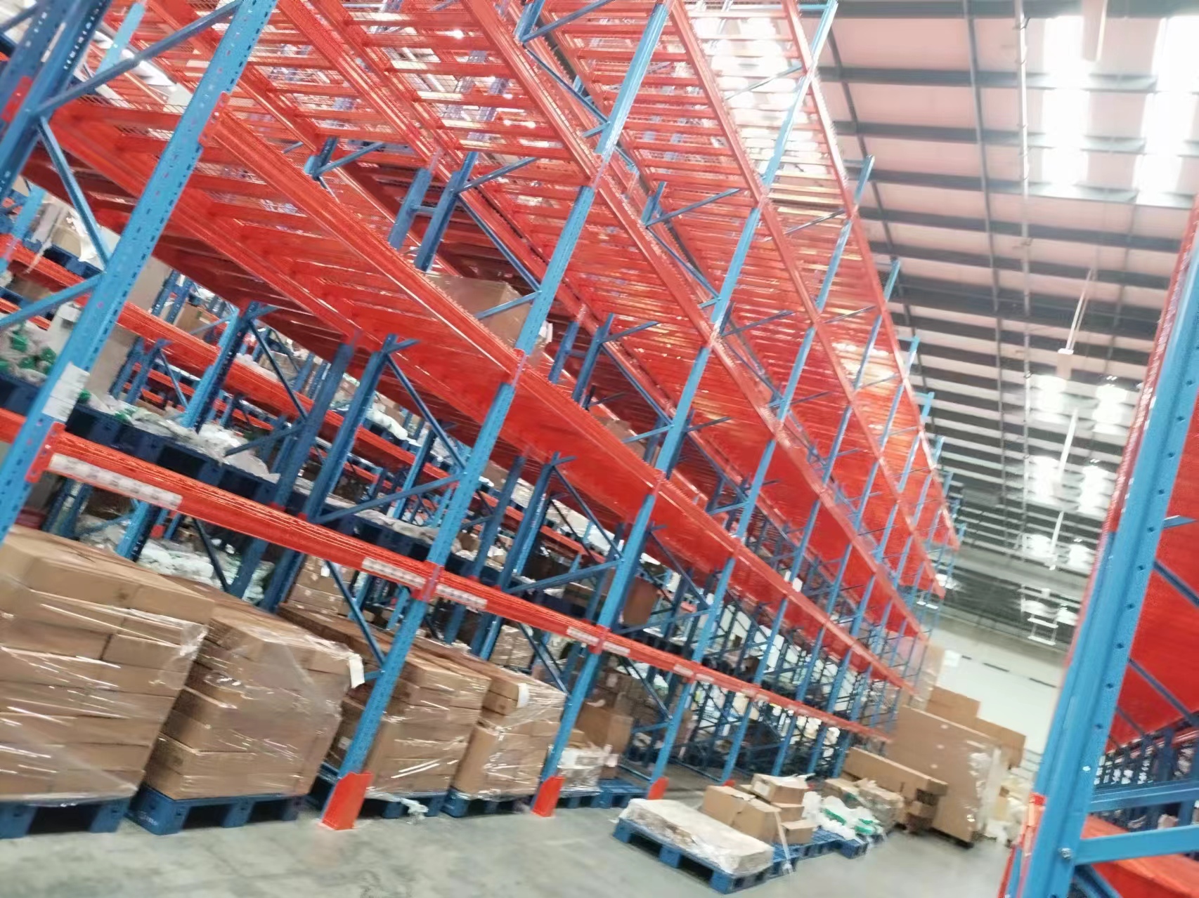 橫梁式貨架 ：高效倉(cāng)儲(chǔ)的 “空間魔法師”